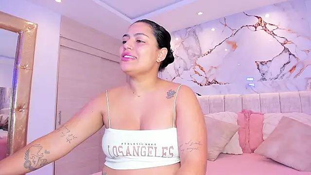 Snapshot of kiana_cream chatting on 12/01/25, 02:55 kiana cream online show from 12/01/25, 02:55