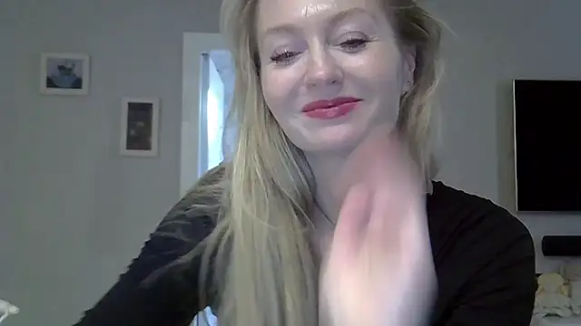 Snapshot of ZarinaSwift chatting on 10/18/25, 11:11 ZarinaSwift online show from 10/18/25, 11:11