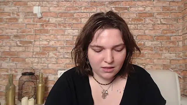 Amelia Kiss  online show from 02/13/25, 03:50