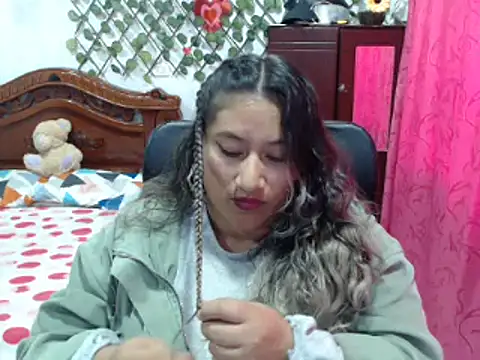 Snapshot of EmilyLove1014 chatting on 12/23/24, 09:51 EmilyLove1014 online show from 12/23/24, 09:51