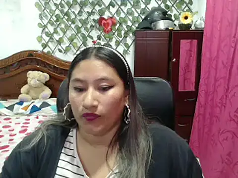 Snapshot of EmilyLove1014 chatting on 12/31/24, 12:54 EmilyLove1014 online show from 12/31/24, 12:54