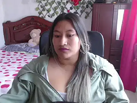 Snapshot of EmilyLove1014 chatting on 01/01/25, 07:53 EmilyLove1014 online show from 01/01/25, 07:53