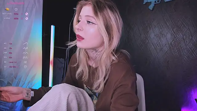 Snapshot of little_grinch666 chatting on 12/20/25, 06:04 little grinch666 online show from 12/20/25, 06:04