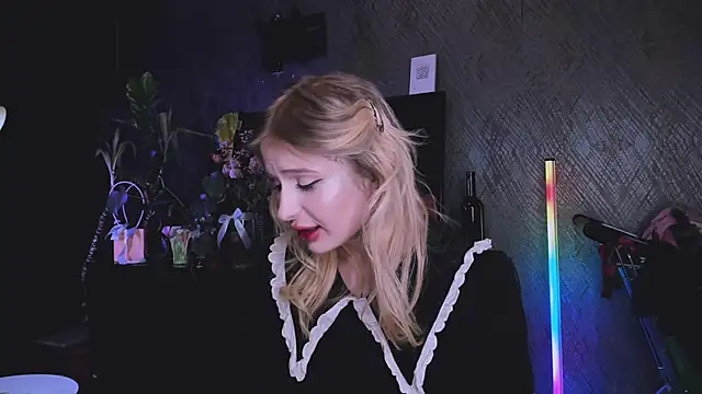 Snapshot of little_grinch666 chatting on 12/22/25, 06:49 little grinch666 online show from 12/22/25, 06:49