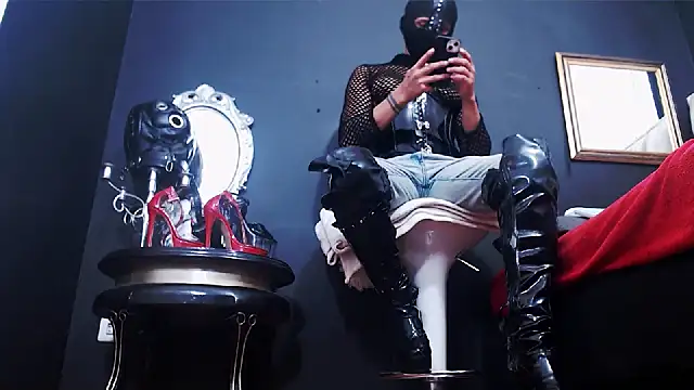 Snapshot of Mistress_dominick chatting on 03/11/25, 08:42 Mistress dominick online show from 03/11/25, 08:42