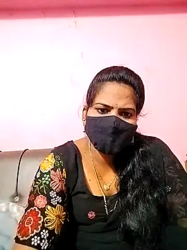 Snapshot of melina214 chatting on 10/17/25, 03:31 melina214 online show from 10/17/25, 03:31