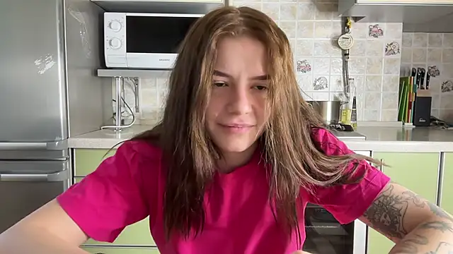 Snapshot of mia___mi chatting on 02/21/25, 02:06 mia mi online show from 02/21/25, 02:06