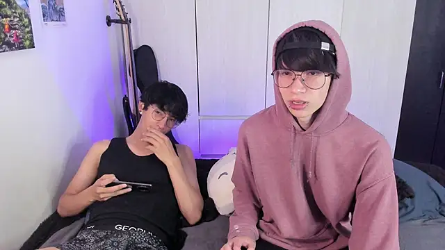 Snapshot of Aventure_Twinks chatting on 12/12/24, 03:54 Aventure Twinks online show from 12/12/24, 03:54