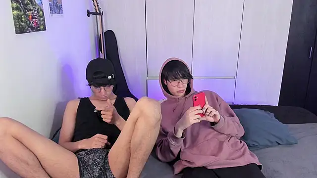 Snapshot of Aventure_Twinks chatting on 12/14/24, 04:34 Aventure Twinks online show from 12/14/24, 04:34