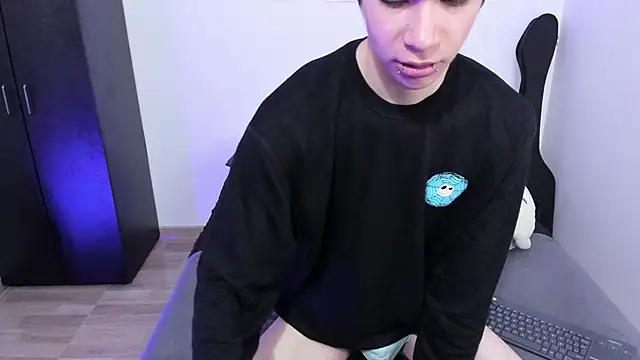 Snapshot of Aventure_Twinks chatting on 03/18/25, 07:31 Aventure Twinks online show from 03/18/25, 07:31