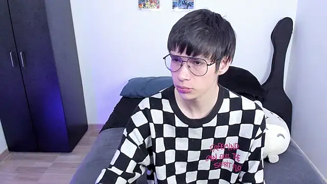 Snapshot of Aventure_Twinks chatting on 03/21/25, 02:39 Aventure Twinks online show from 03/21/25, 02:39