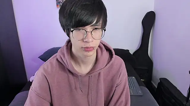 Snapshot of Aventure_Twinks chatting on 12/18/25, 07:31 Aventure Twinks online show from 12/18/25, 07:31