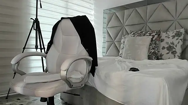 Snapshot of nina_pons chatting on 10/31/25, 09:27 nina pons online show from 10/31/25, 09:27