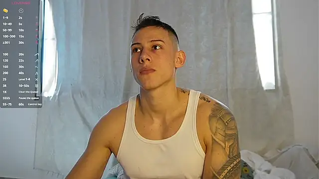 Snapshot of Muscle_King_Cum chatting on 11/22/25, 03:33 Muscle King Cum online show from 11/22/25, 03:33