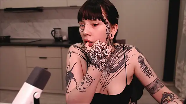 Snapshot of tradishka chatting on 02/28/25, 05:15 tradishka online show from 02/28/25, 05:15