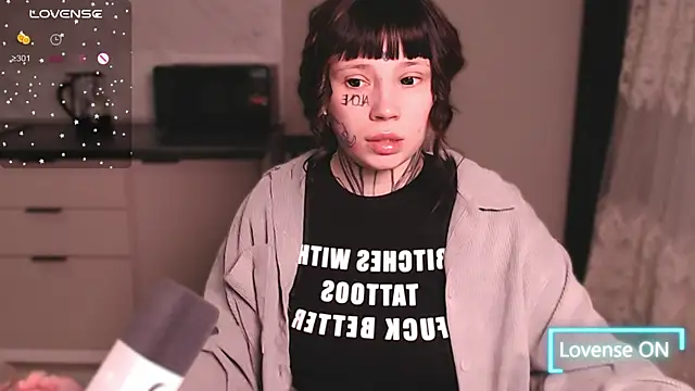 Snapshot of tradishka chatting on 03/17/25, 10:28 tradishka online show from 03/17/25, 10:28