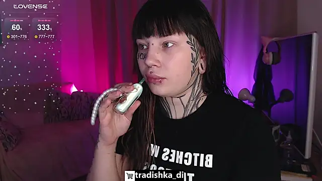 Snapshot of tradishka chatting on 11/18/25, 05:45 tradishka online show from 11/18/25, 05:45