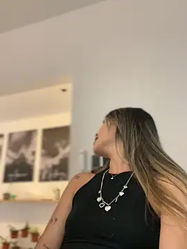 Snapshot of Emilia_Bakerr chatting on 03/13/25, 06:01 Emilia Bakerr online show from 03/13/25, 06:01