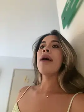 Snapshot of Emilia_Bakerr chatting on 03/17/25, 06:42 Emilia Bakerr online show from 03/17/25, 06:42