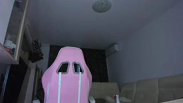 Snapshot of KaylaLaine chatting on 01/27/25, 05:36 KaylaLaine online show from 01/27/25, 05:36