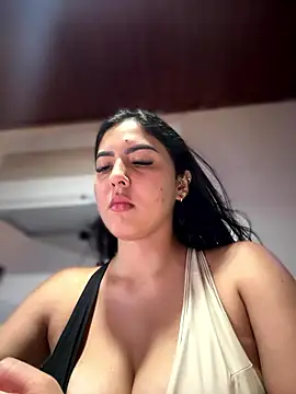 Snapshot of MarianaBenz chatting on 01/10/26, 11:31 MarianaBenz online show from 01/10/26, 11:31