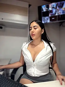 Snapshot of MarianaBenz chatting on 06/03/26, 12:35 MarianaBenz online show from 06/03/26, 12:35