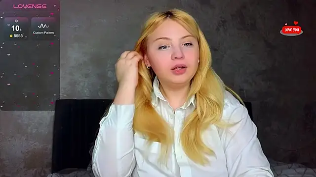 Snapshot of shy_blondiee chatting on 03/11/25, 11:04 shy blondiee online show from 03/11/25, 11:04