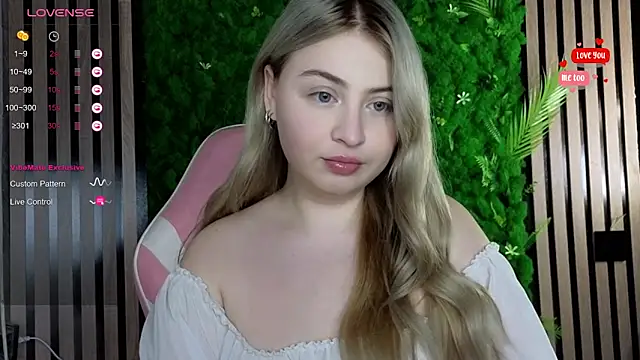 Snapshot of shy_blondiee chatting on 10/26/25, 10:04 shy blondiee online show from 10/26/25, 10:04