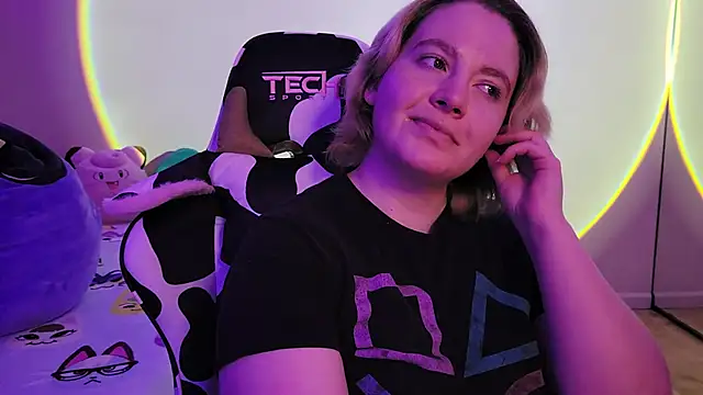 Snapshot of InternetFairy_XO chatting on 02/02/25, 06:48 InternetFairy XO online show from 02/02/25, 06:48