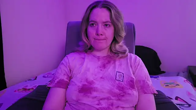 Snapshot of InternetFairy_XO chatting on 10/31/25, 06:25 InternetFairy XO online show from 10/31/25, 06:25