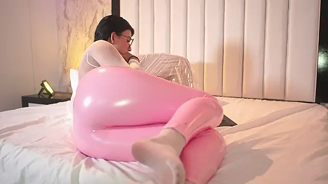 Snapshot of mia_colin1_ chatting on 01/31/26, 07:56 mia colin1 online show from 01/31/26, 07:56