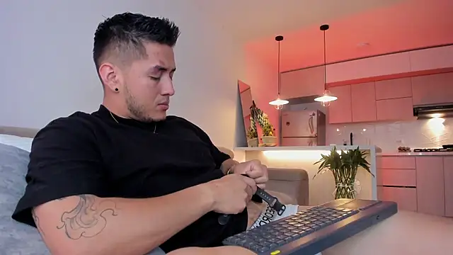 Snapshot of Chriskyle_ chatting on 12/05/24, 01:28 Chriskyle  online show from 12/05/24, 01:28