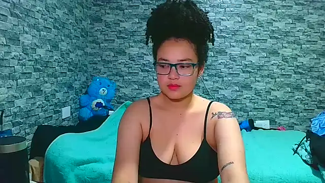 Snapshot of vanellope12 chatting on 03/25/26, 05:57 vanellope12 online show from 03/25/26, 05:57