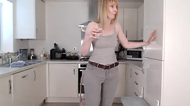 Snapshot of British_Goddess_Anna chatting on 07/04/26, 08:09 British Goddess Anna online show from 07/04/26, 08:09