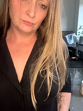 HoneyBluex online show from 11/13/25, 11:53