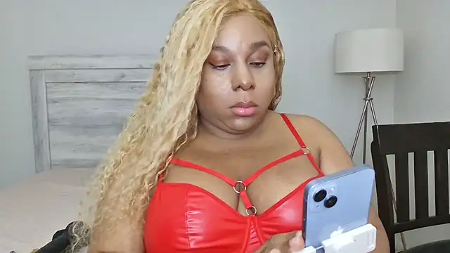 Snapshot of Carmen_Cream chatting on 11/07/25, 07:30 Carmen Cream online show from 11/07/25, 07:30