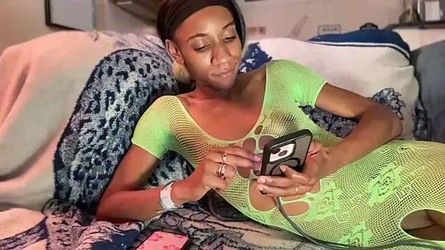 Snapshot of cutiesigh chatting on 10/10/25, 08:02 cutiesigh online show from 10/10/25, 08:02