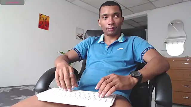 Snapshot of Aaronblack1_ chatting on 11/30/25, 02:43 Aaronblack1 online show from 11/30/25, 02:43