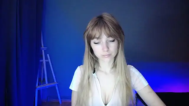 Snapshot of LuciaYoung chatting on 03/09/25, 07:15 LuciaYoung online show from 03/09/25, 07:15
