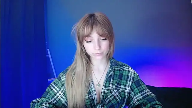 Snapshot of LuciaYoung chatting on 03/10/25, 10:45 LuciaYoung online show from 03/10/25, 10:45