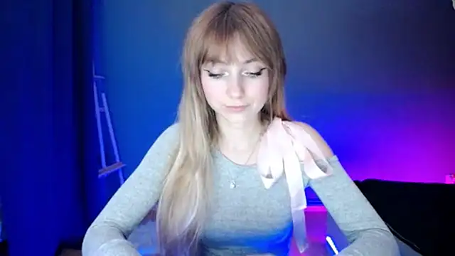 Snapshot of LuciaYoung chatting on 03/18/25, 10:37 LuciaYoung online show from 03/18/25, 10:37