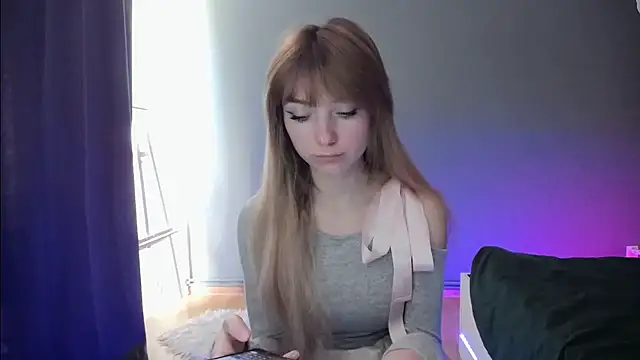 Snapshot of LuciaYoung chatting on 03/19/25, 10:22 LuciaYoung online show from 03/19/25, 10:22