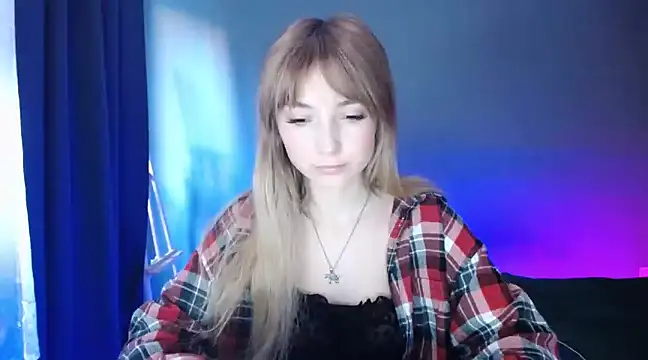 Snapshot of LuciaYoung chatting on 03/20/25, 04:20 LuciaYoung online show from 03/20/25, 04:20