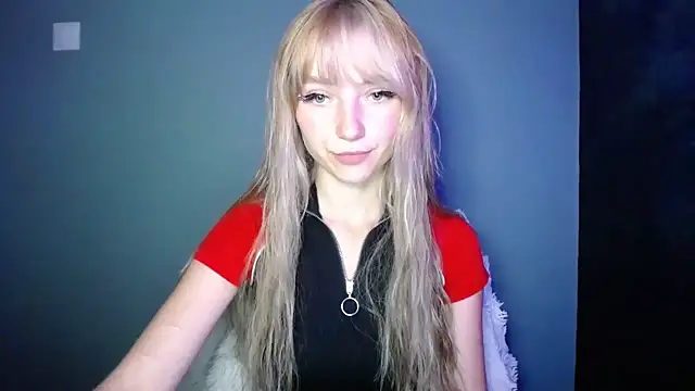 Snapshot of LuciaYoung chatting on 09/14/25, 06:51 LuciaYoung online show from 09/14/25, 06:51