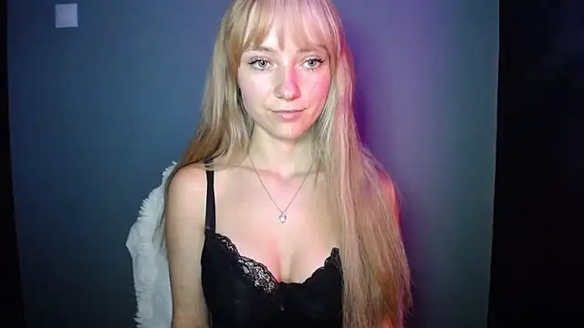 Snapshot of LuciaYoung chatting on 09/25/25, 06:55 LuciaYoung online show from 09/25/25, 06:55