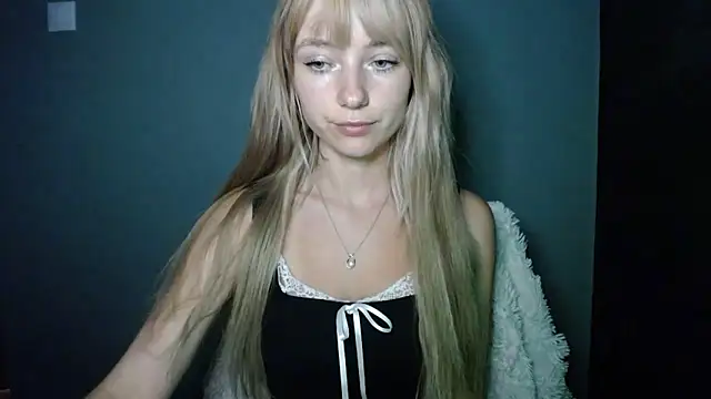 Snapshot of LuciaYoung chatting on 09/26/25, 07:01 LuciaYoung online show from 09/26/25, 07:01