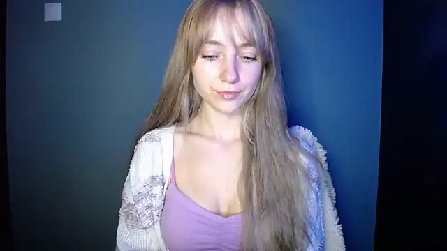 Snapshot of LuciaYoung chatting on 10/15/25, 06:30 LuciaYoung online show from 10/15/25, 06:30