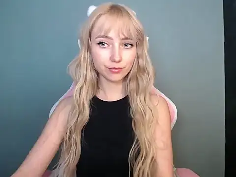 Snapshot of LuciaYoung chatting on 04/09/26, 12:32 LuciaYoung online show from 04/09/26, 12:32