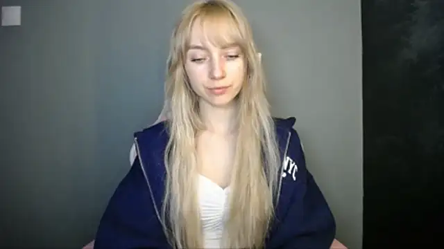 Snapshot of LuciaYoung chatting on 04/12/26, 06:24 LuciaYoung online show from 04/12/26, 06:24