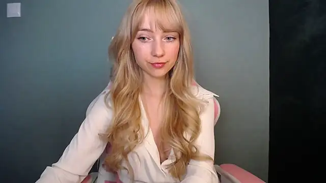Snapshot of LuciaYoung chatting on 04/13/26, 06:41 LuciaYoung online show from 04/13/26, 06:41